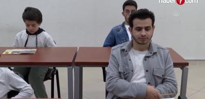Kekemeliği yenen &uuml;niversiteli hafız gencin hayali imam olmak