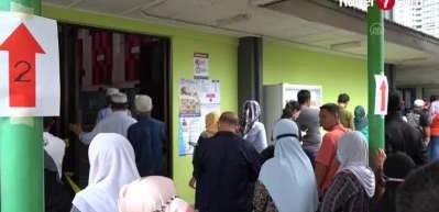 Malezya'da Mahathir, 53 yıl sonra se&ccedil;imi kaybetti!