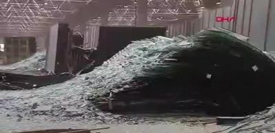 D&uuml;zce&rsquo;deki deprem sonrası cam fabrikasında dehşete d&uuml;ş&uuml;ren g&ouml;r&uuml;nt&uuml;ler! Tonlarca cam par&ccedil;alanmış