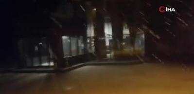 Kar yağışını duyan vatandaşlar Uludağ&rsquo;a koştu