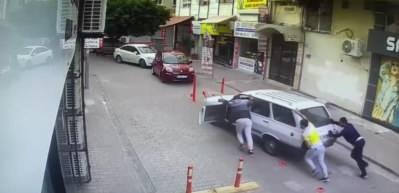 Park halindeki otomobili ite ite &ccedil;aldılar