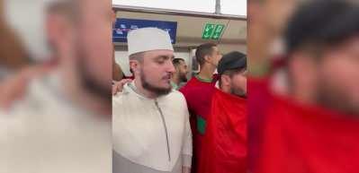 Hafız Seferagi&ccedil; Faslı taraftarları kırmadı ve metroda Kur'an ziyafeti sundu...İşte o g&uuml;zel anlar...