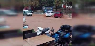 Kaş'ta şiddetli yağış caddeleri nehre d&ouml;nd&uuml;rd&uuml;...