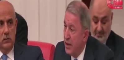 Bakan Akar'dan tarihe ge&ccedil;ecek s&ouml;zler! HDP'lilerin y&uuml;z&uuml;ne bakarak s&ouml;yledi