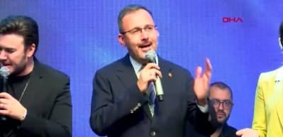 Bakan Kasapoğlu, sahnede şarkı s&ouml;yledi