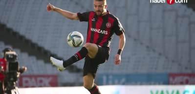 Caner Erkin "Boş s&ouml;zleşmeyi imzalarım" diyerek Beşiktaş'a mesaj g&ouml;nderdi