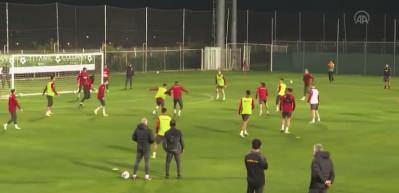 Galatasaray'da sakatlıklar d&uuml;ş&uuml;nd&uuml;r&uuml;yor!Kul&uuml;p doktoru tek tek a&ccedil;ıkladı...