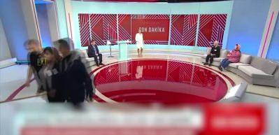 Hasta oğlu i&ccedil;in toplanan paraları yedi! Canlı yayında g&ouml;zaltına alındı