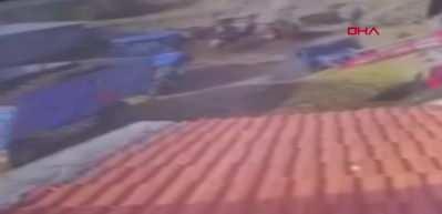 Boğa &ccedil;ocuğa saldırdı! Korku dolu anların yaşandığı olayda baba &ccedil;ocuğunu b&ouml;yle kurtardı...