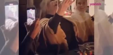 Emel Sayın'dan müzik ziyafeti! Dost meclisiyle şarkı söylediği anlar...