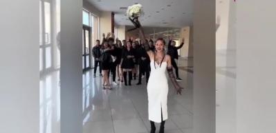 Erkek arkadaşına evlenme teklifi etti sosyal medyada viral oldu!