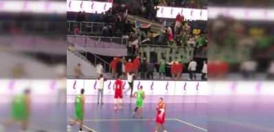 Basketbol ma&ccedil;ı sırasında trib&uuml;n &ccedil;&ouml;kt&uuml;
