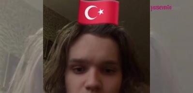 Türk Bayrağını görünce dayanamayan genç yüzleri gülümsetti! Gülpembe'yi söylemeye başladı...