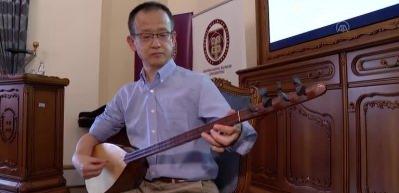 Aşık Veysel'in t&uuml;rk&uuml;lerini &ccedil;ok seven Japon diplomat T&uuml;rk&uuml; s&ouml;yl&uuml;yor...