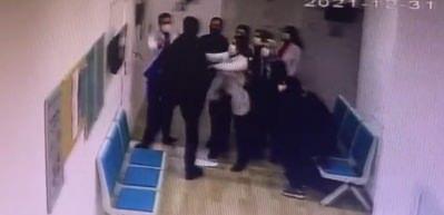 Avcılar&rsquo;da Aile Sağlığı Merkezi&rsquo;nde doktora yumruklu saldırı kamerada