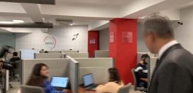Bakan &Ouml;zer, yılın son g&uuml;n&uuml;nde anlamlı ziyaret! MEBİM'de bir &ouml;ğrencinin &ccedil;ağrısını da yanıtladı...