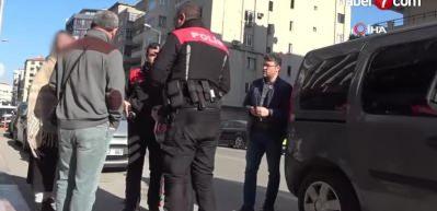 Bı&ccedil;akla gasp edilip parası &ccedil;alınan gen&ccedil; kız şikayet&ccedil;i olmamak i&ccedil;in ağladı!
