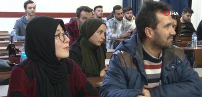 Duyanlar kulaklarına inanamıyor! Baba ve kızı aynı &uuml;niversiteyi birlikte okuyorlar...