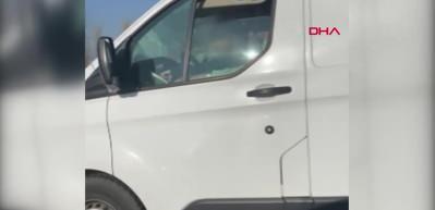 İhmalkar baba kamerada! Ara&ccedil; kullanırken kucağına aldığı &ccedil;ocuğuyla kameralara b&ouml;yle yakalandı...