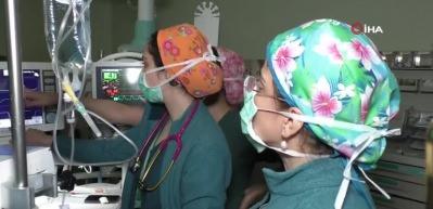 9 yaşındayken &ccedil;ekilen fotoğraf ger&ccedil;ek oldu! Uzman annesinin asistan doktoru oldu