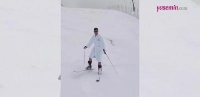 Cansel Elçin bornozuyla kayak şov yaptı! Kartalkaya'da...