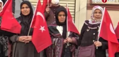 Diyarbakır'da evlat n&ouml;betindeki anneden oğluna &ccedil;ağrı!