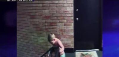ABD'de elinde silahla dolaşan bebek kameralara b&ouml;yle yansıdı!