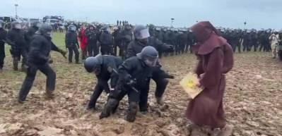 Alman polisinin &ccedil;amura saplanmış hali sosyal medyanın g&uuml;ndemine oturdu