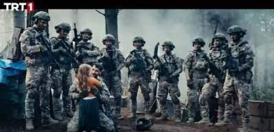 TRT'nin yeni dizisi Al Sancak tam not aldı! Baş&ouml;rt&uuml;l&uuml; teğmen sahnesi g&uuml;ndem oldu