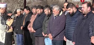 Umre d&ouml;n&uuml;ş&uuml; acı olay! U&ccedil;akta hayatını kaybetti