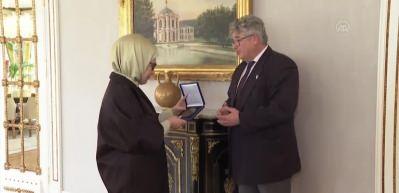  Emine Erdoğan&rsquo;a Dr. Beck Ariterapi &ouml;d&uuml;l&uuml;! 