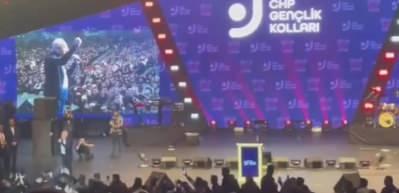 Kılı&ccedil;daroğlu konuşurken bir anda ortalık karıştı! Anında m&uuml;dahale edildi