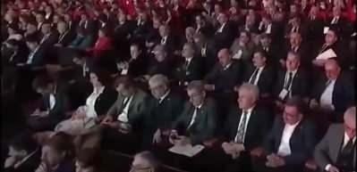 6'lı masanın mutabakat metni a&ccedil;ıklanırken genel başkan uyuyakaldı! İşte o anlar... 