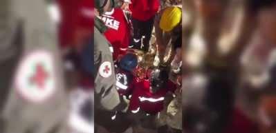 136. saatte 57 yaşındaki Macide Hakemati sağ olarak enkazdan &ccedil;ıkartıldı