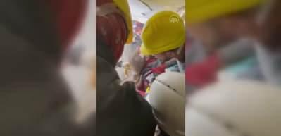 Depremden 72 saat sonra 5 yaşındaki Hazal ve ailesi b&ouml;yle kurtarıldı