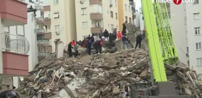 Adana'da depremin ardından enkaz altındaki 8 kişi i&ccedil;in umutlu bekleyiş s&uuml;r&uuml;yor