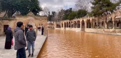 Depremlerden sonra Balıklıg&ouml;l'&uuml;n suyunun rengini değişti!