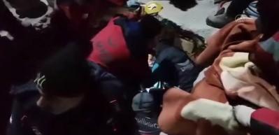 Deprem b&ouml;lgesinde mucize kurtuluşlar: 6 ve 8 yaşındaki kız kardeşler enkazdan kurtarıldı!