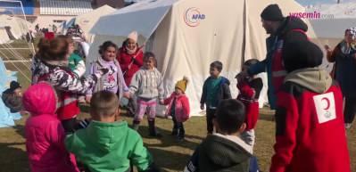 Deprem felaketini yaşayan çocukların deprem acısını unutturmaya çalıştılar! Kızılay ekibi...