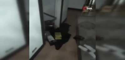 Uyarıları dinlemedi! Deprem sonrası video &ccedil;ekerken ev &uuml;st&uuml;ne yıkıldı