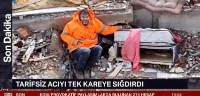 Depremde kaybettiği kızının elini bırakamayan baba