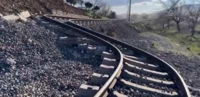 Depremden sonra tren rayları bu hale geldi