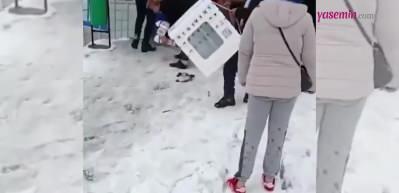 Depremden sonra utandıran görüntüler! "Onu yiyecek misiniz?"