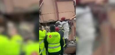 Depremin 3.g&uuml;n&uuml;nde umutları devam ettiren kurtarma ger&ccedil;ekleşti