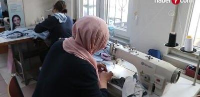 Edirne'de ev hanımları, depremzedeler i&ccedil;in kıyafetler dikiyorlar