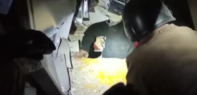 Enkazdan sağ &ccedil;ıktı, kendisini kurtaranları tek tek kucakladı