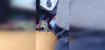 Gaziantep'te yıkılan 28 saat sonra enkazdan anne ve 3 &ccedil;ocuğu yaralı olarak &ccedil;ıkarıldı