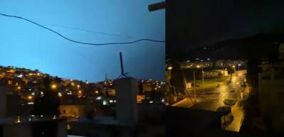 Geceyi aydınlatan yıldırımlar ve deprem anının korkutan g&uuml;r&uuml;lt&uuml;s&uuml; kamerada