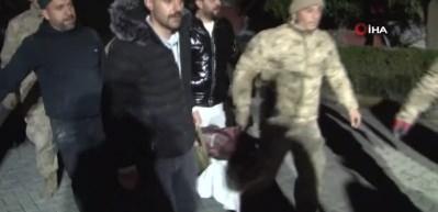 Hatay'da 40 saat sonra gelen kurtuluş: Anne ve 3 &ccedil;ocuğu enkazdan yaralı olarak kurtarıldı!