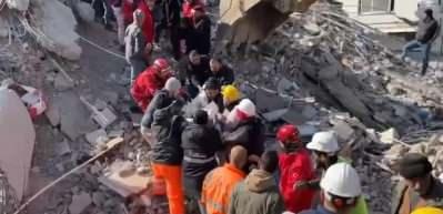 Hatay'da enkaz altındaki 5 kişilik aile 80 saat sonra kurtarıldı